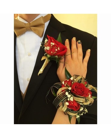 green emerald velvet dress Amazon.com: Campsis Red Rose Wrist Corsage, Gold-Accented Artificial  Flowers with Satin Ribbon, Set of 2, Wedding and Prom Formal Wear : Home &  Kitchen main image 0