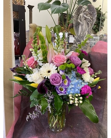 Beautiful Spring Flowers Arrangement in Clear Vase Flower Arrangement