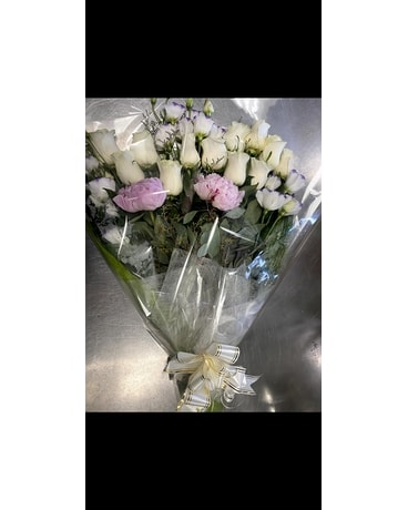 Hand tie bouquet of white and pink Flowers Bouquet