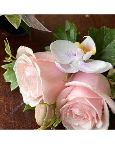フラワー・ガーデニング corsage no.774 Passionate Petals Corsage in Winnetka, CA | HK Flowers