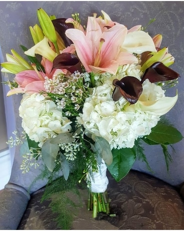 Chic and Stylish Handtied Bouquet Flower Arrangement
