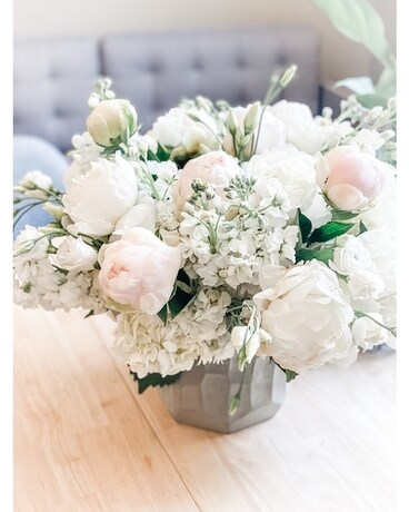 WHITE NEUTRAL CONCRETE Flower Arrangement