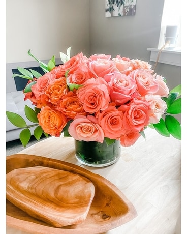 MODERN LUX ROSES Flower Arrangement