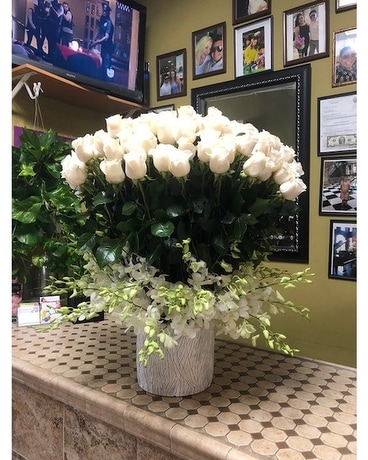 Fresh & White Flower Arrangement