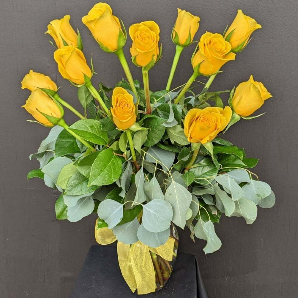 yellow rose様オーダー品　フェルト　ハンドメイド Dozen Roses arranged - Yellow in Nashville TN - The Bellevue Florist