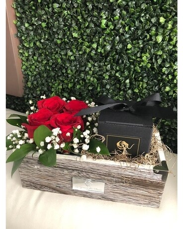 THE ROMANTIC BOX Flower Arrangement