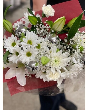 White Snowflake Cut Flower Bouquet (no vase) Bouquet
