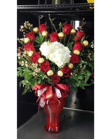 1 dzn Heart with Ferrero's Flower Arrangement