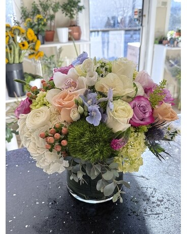Spring Breeze in Greenwich CT - Greenwich Blooms Florist Inc
