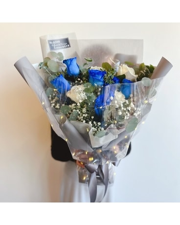 Elegant Royal Blue and White Rose Bouquet Bouquet