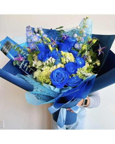 Elegant Royal Blue and White Rose Bouquet Bouquet