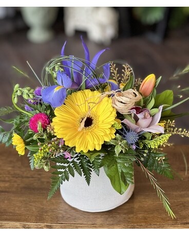 A Pocket Of Spring Flower Arrangement