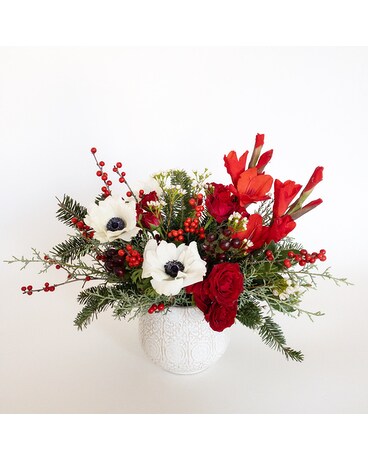 William's Cozy Christmas Flower Arrangement