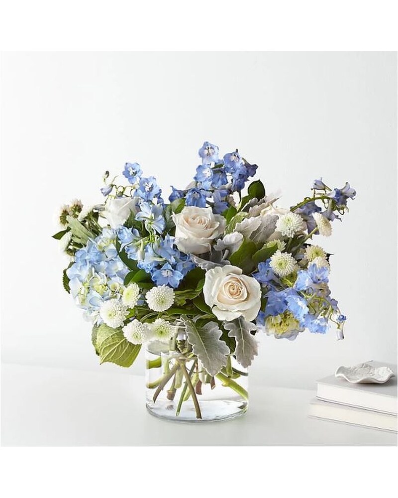 フラワー・リース shaggy white chocolat bouquet Sympathy Bouquets in Columbus, MS | Noweta's Florist