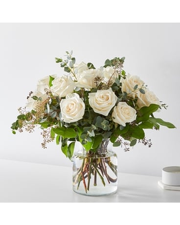 12 White Linen Roses Flower Arrangement