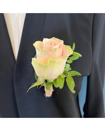 pink rose bout Boutonniere