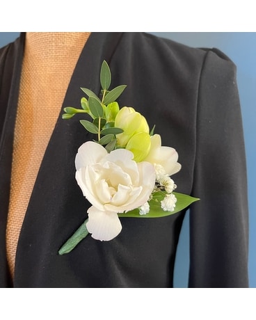 freesia bout Boutonniere