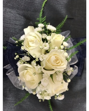 7 white mini roses Flower Arrangement