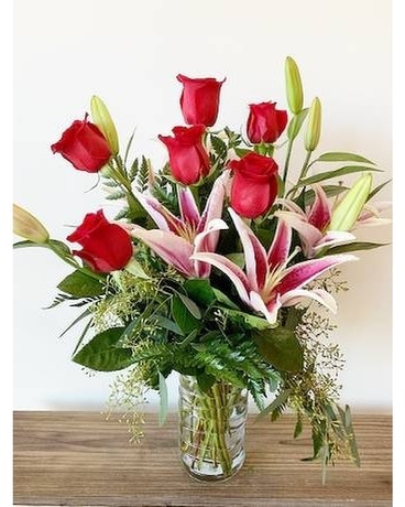 Stargazer and Rose Delight Flower Arrangement