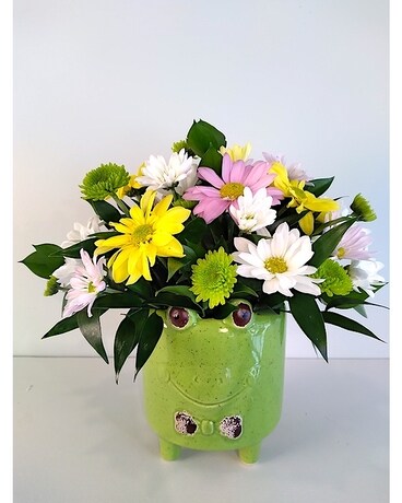 TOADALLY Cute! Flower Arrangement