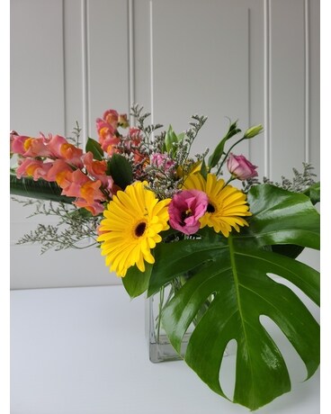 Lively Aries (Mar 21 - Apr 19) Flower Arrangement