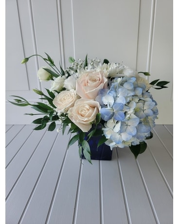 Dreamy Pisces (Feb 19 - Mar 20) Flower Arrangement