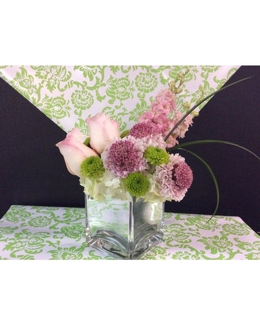 Rush mirrored cube Flower Arrangement