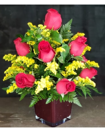 MTF3110 1Dozen Red Rose Cube w/ Solidaster Flower Arrangement