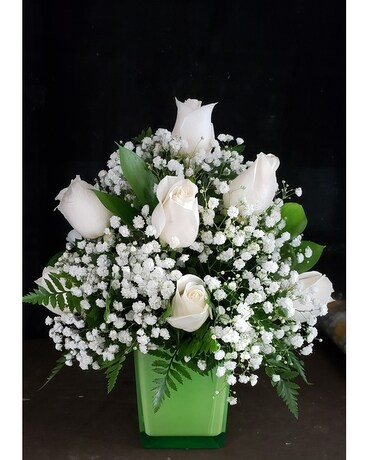 MTF3115 Dozen White Roses In Green Cube Flower Arrangement