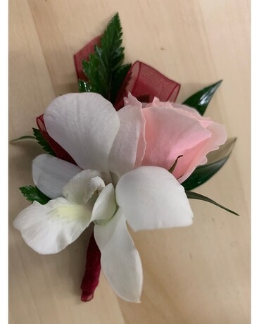 Sweet Something Boutonniere Boutonniere