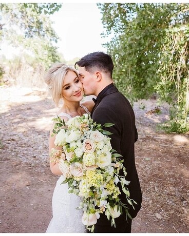 Wing Wedding Photography by Lauren L Newman Flower Arrangement