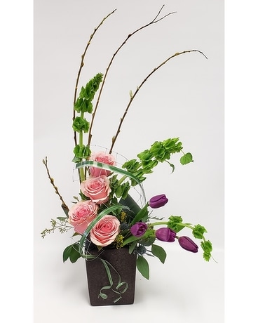 Curvy Cue Flower Arrangement