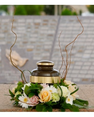 ohga オーガ　ポップアップ購入　フラワーベスト　ジレ　セレモニー　yori Natural Urn Wreath in Mesa AZ - Razzle Dazzle® Flowers & Gifts