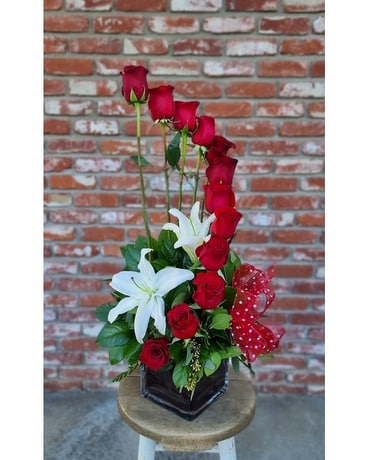 High Style Dozen Roses With Lilies Flower Arrangement