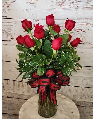 One Dozen Classic Roses Flower Arrangement
