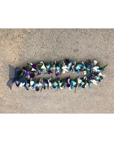White, Blue & gray lei Flower Arrangement