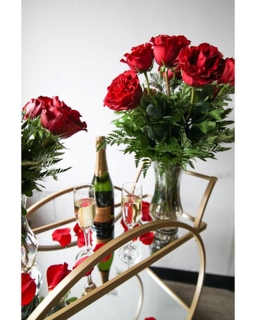 Traditional Dozen Roses Flower Arrangement