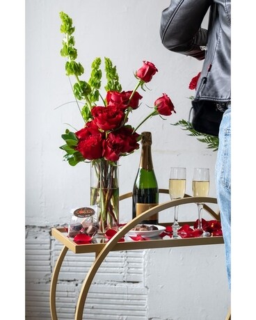 Contemporary Dozen Roses Flower Arrangement