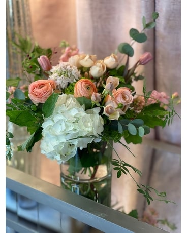 Exquisite Peaches and Cream Flower Arrangement