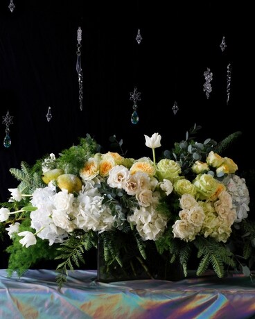 Arctic Air // Centerpiece in Vase Flower Arrangement