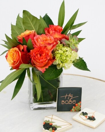 HEY BABE // Flowers & Cookie Set Flower Arrangement