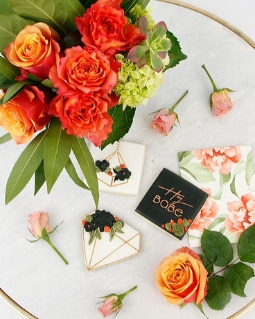 HEY BABE // Flowers & Cookie Set Flower Arrangement