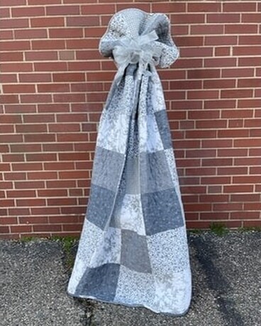 Quilt on Easel w/ Bow Flower Arrangement